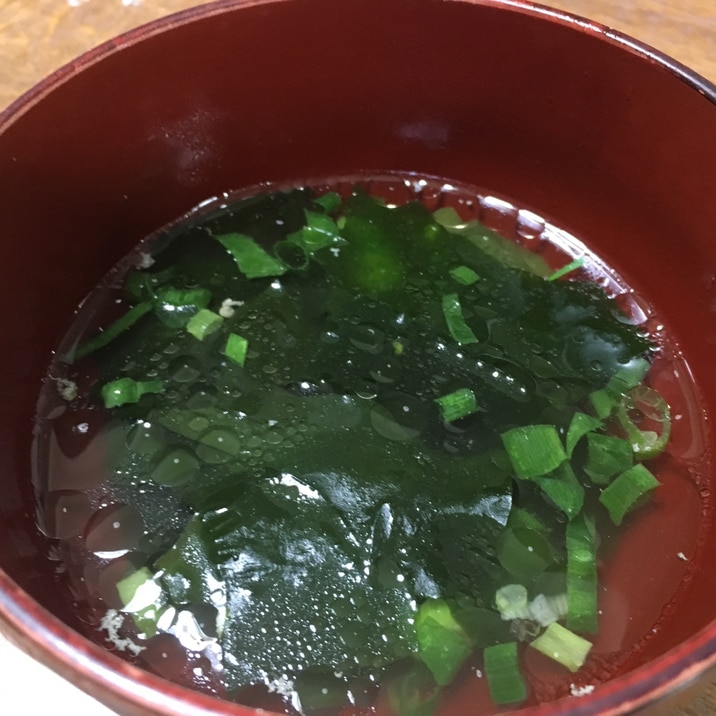 鶏皮で出汁を取ったワカメスープ